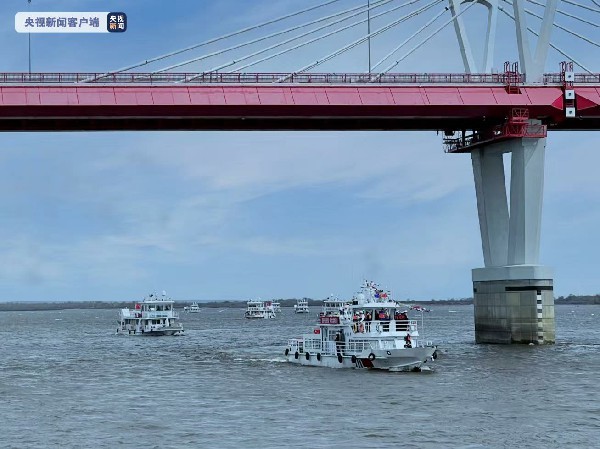 黑龙江中游黑河段首批复航船舶今日安全出坞