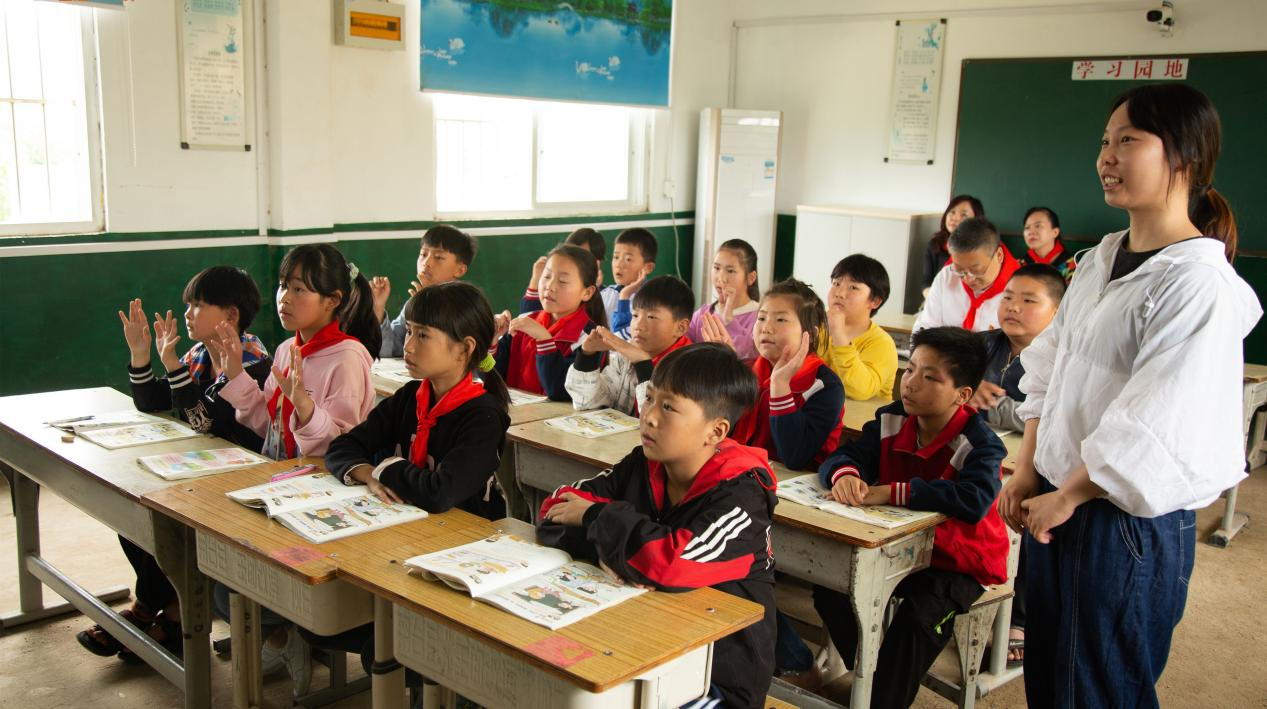 “平安公益村教搭建双师课堂——山村孩子也能“面对面”跟外教学英语