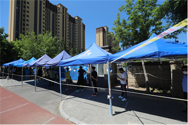 北京市大兴区榆垡镇核酸检测点搭起200余顶蓝色帐篷