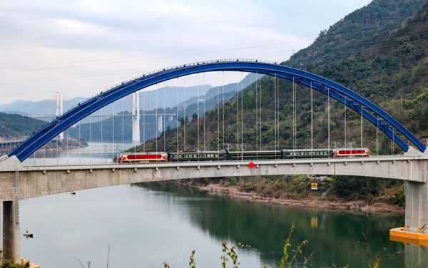 郑渝高铁将于6月20日全线贯通运营设计时速350公里