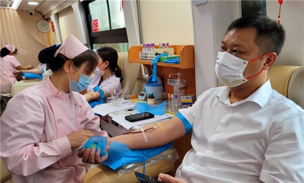 “赣州银行开展“喜迎二十大 献血献爱心”无偿献血活动