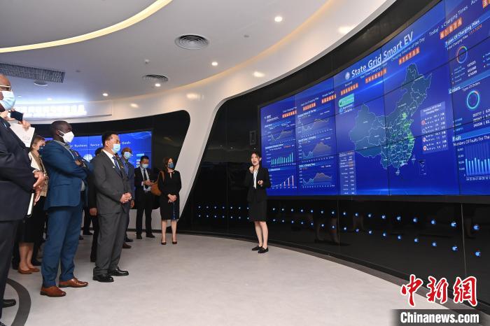 外国驻华使节走进国家电网：感受中国能源转型的变化