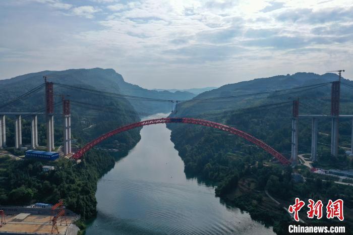 该桥遵义市凤冈县思南县和铜仁市石阡县交界处是德渝高速公路的重点控制性工程