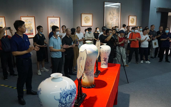 “吕威北方风情艺术作品展在京举办 参展精品70余件