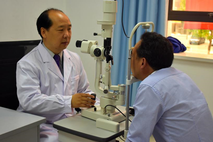 他就是华夏眼科医院集团副院长上海和平眼科医院院长郭海科教授