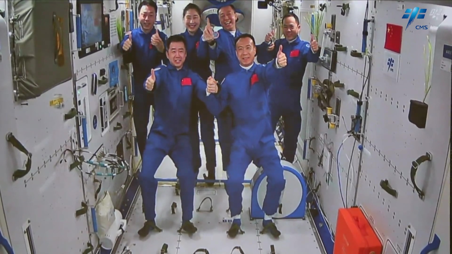历史一刻！中国空间站两个航天员乘组首次实现“太空会师”