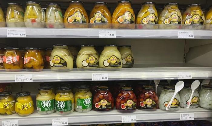 网友在社交平台晒出的水果罐头货架，其中黄桃罐头已脱销。 截图自某社交平台。
