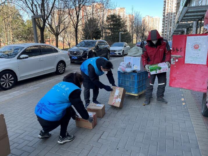 北京大兴志愿者变身快递小哥支援快递转运一线北京市大兴区向社会发出倡议