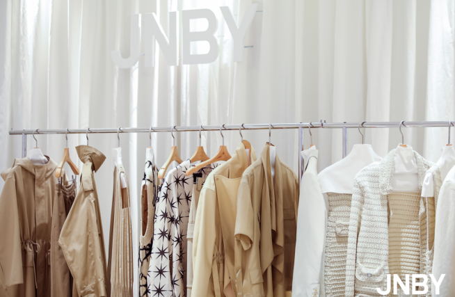 江南布衣旗下品牌JNBY发布2023夏季新品跨界艺术演绎时尚美学