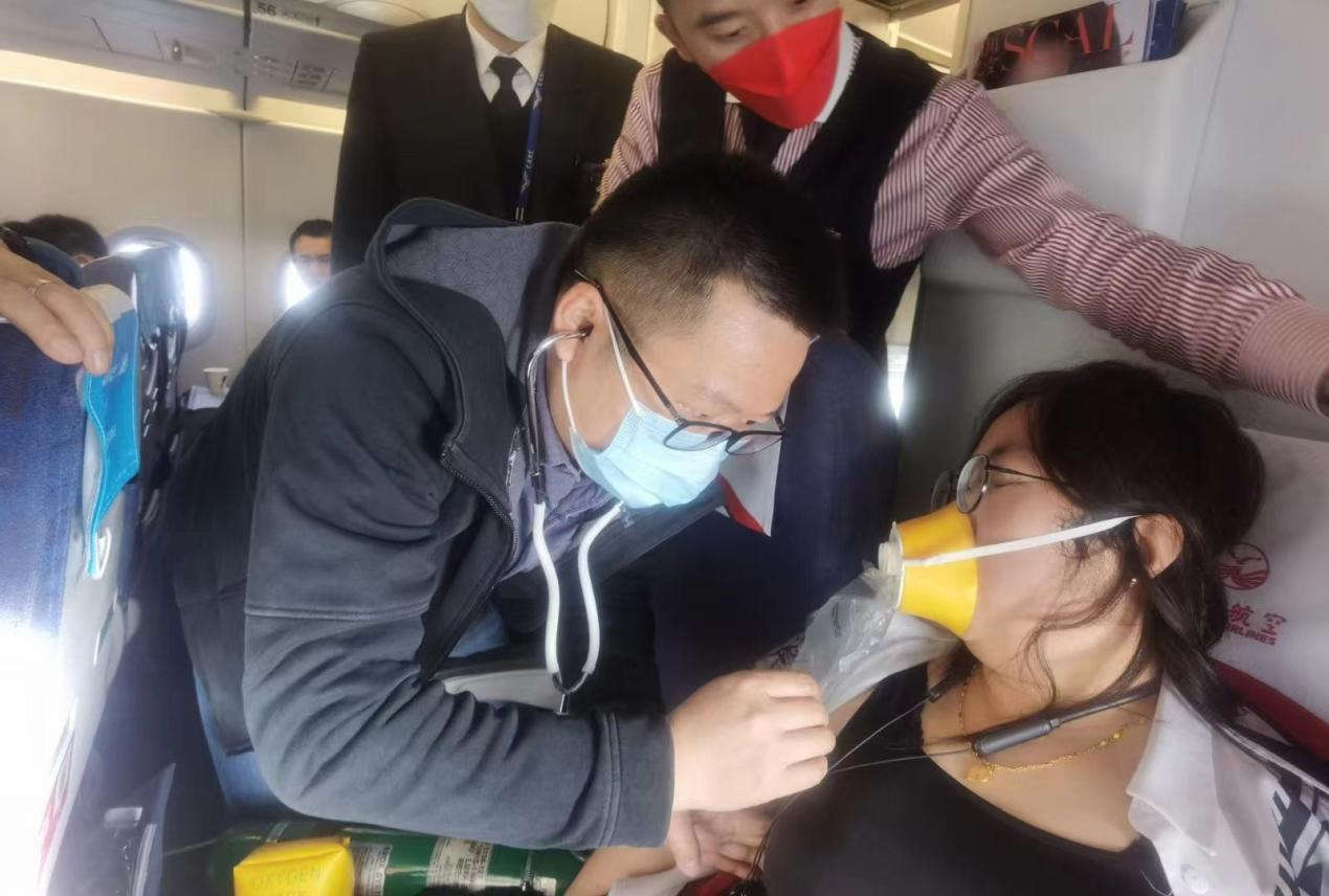 乘客航班上呼吸急促，盈康生命旗下四川友谊医院两医生沉着施救