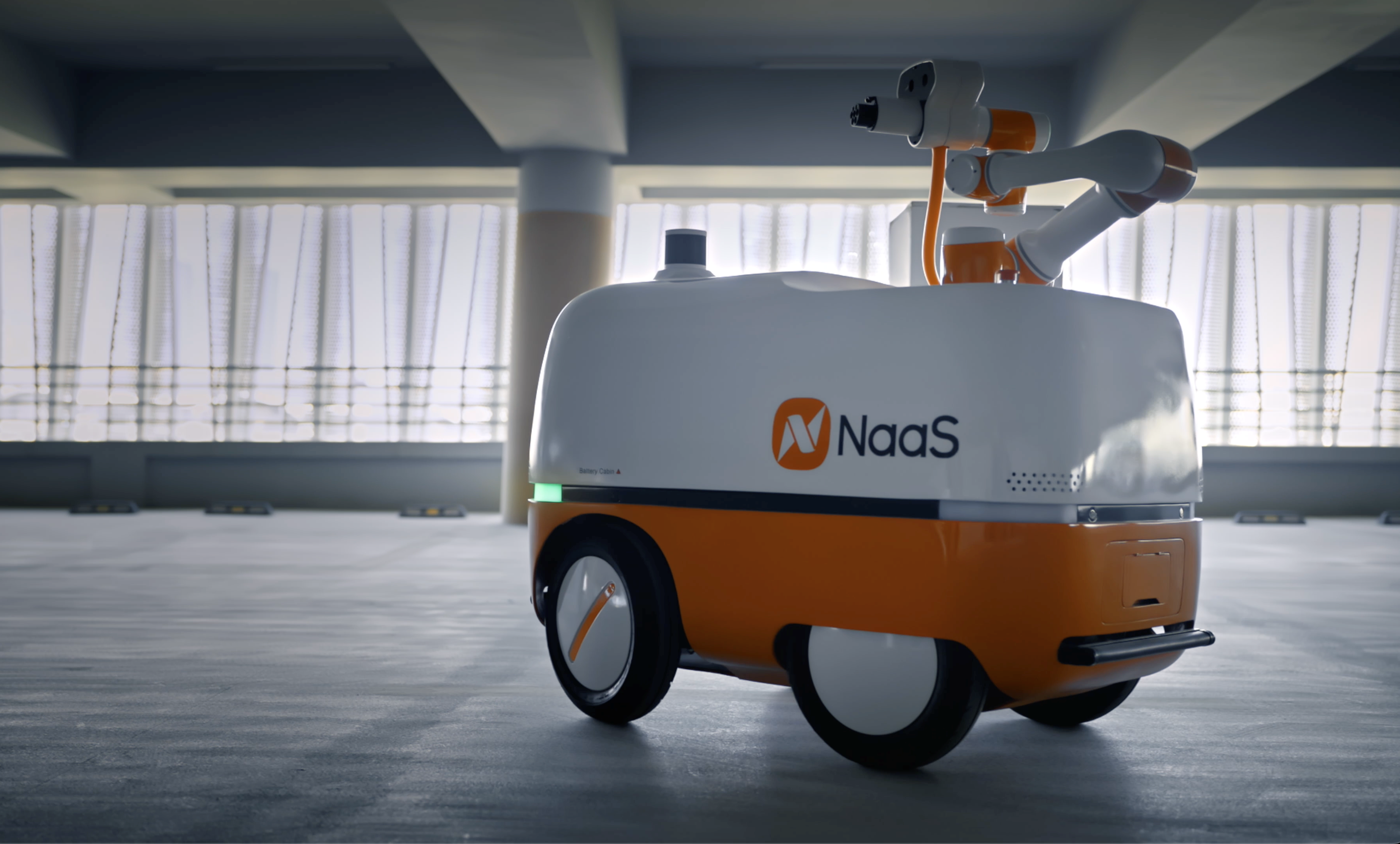 能链智电推出首款充电机器人进军无人驾驶补能领域