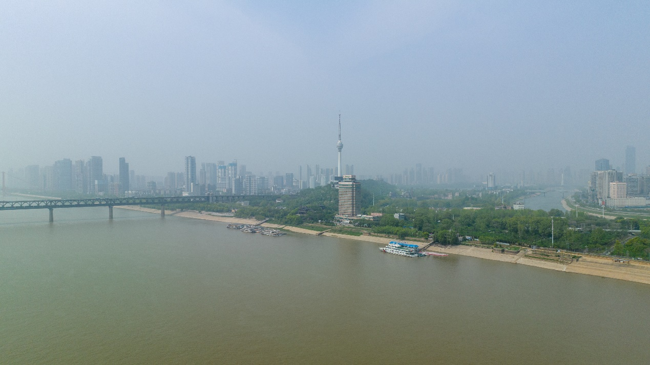 4月12日，沙尘经内蒙古刮到湖北武汉