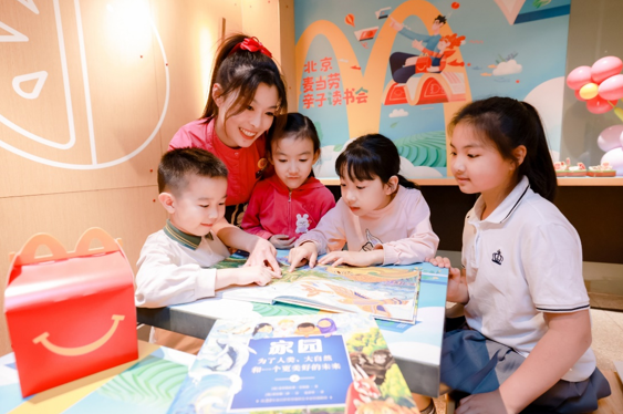 麦当劳携手中信童书推出“亲子读书会”在全国超过2000家餐厅打造亲子阅读