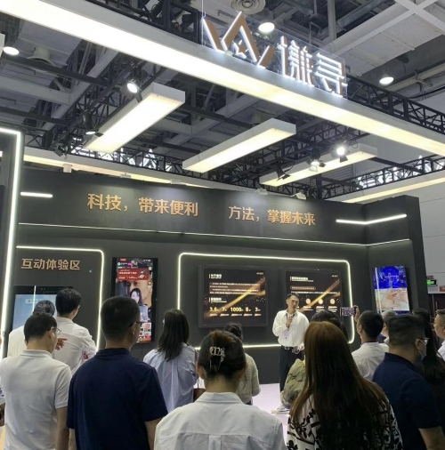 2023中国新媒体大会在长沙举行谦寻携AI数字人赋能“品牌店播”