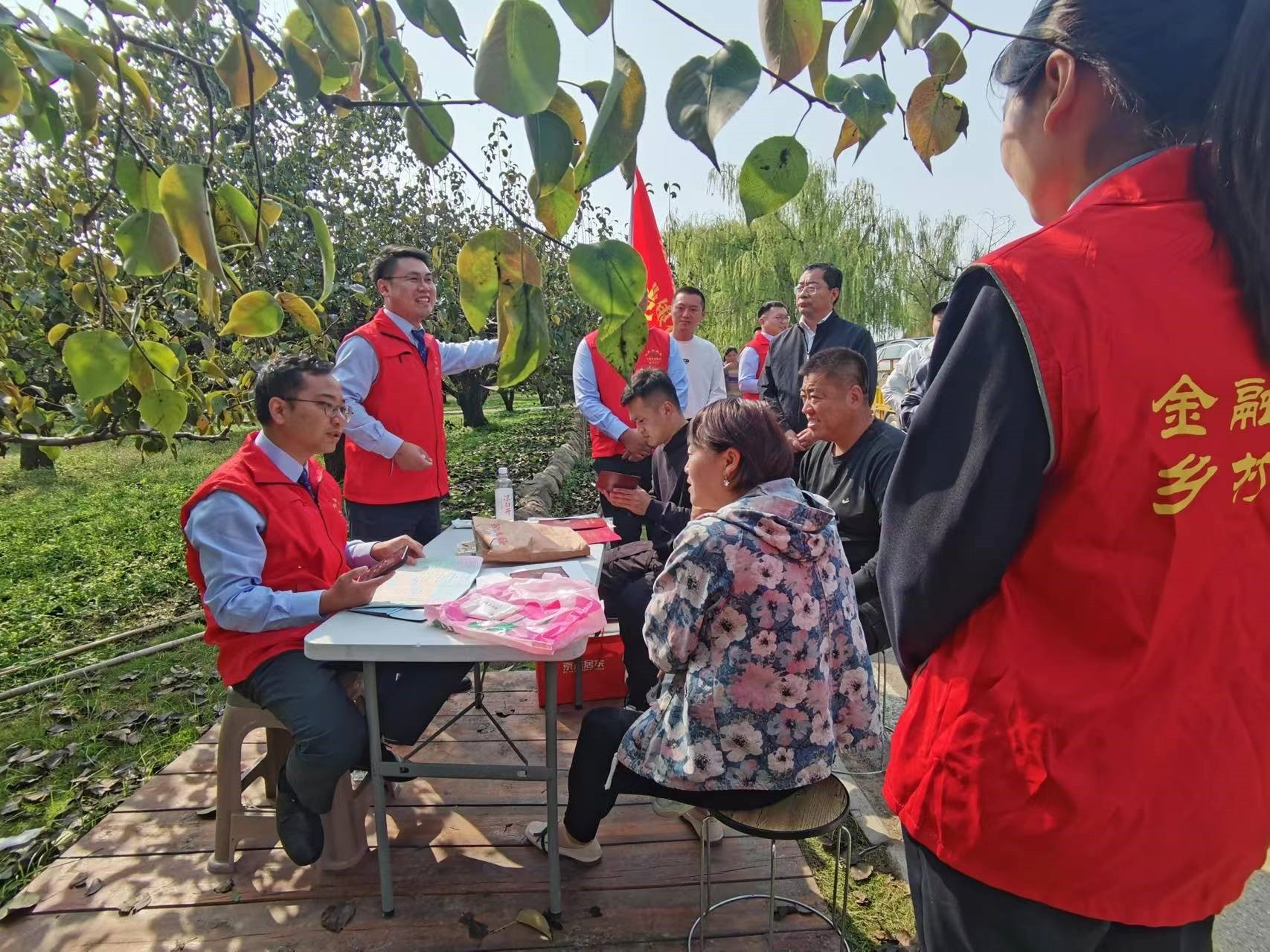 农行砀山县支行党员先锋队为农户办理贷款。受访者供图