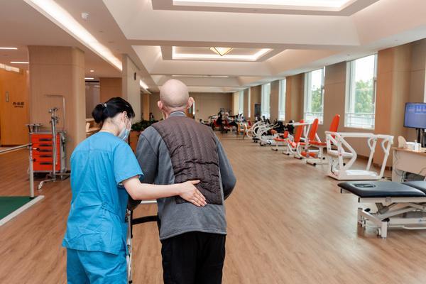
杭州各大医院黄牛票贩子号贩子跑腿代挂号电话这里有“医靠”！泰康之家·楚园打造护理服务“金字招牌”