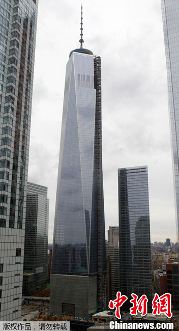 <p>　　当地时间11月12日，美国纽约，世贸中心第一座大楼建成。据称，该大楼是北美地区最高的建筑(1776英尺，约541米)，打破了原先由芝加哥威利斯塔保持的纪录。</p>