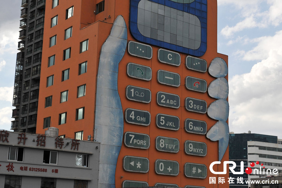 <p>　　2013年11月16日，云南省昆明市，环城东路现“手机”大楼。在环城东路上，一栋11层高大楼的后期装修装饰，成为一只手机的造型，按键是窗户，屏幕就是顶层的大厅玻璃窗，一只手握着手机，别有趣味。这栋楼是星耀手机城，“去‘大手机’里看看手机。”这是时尚数码一族的口头禅了。 </p><p>　　现代化的大都市都具有许多特色鲜明的高楼大厦，巨大的建筑物往往以其绝对的高度和独特的造型，令人赏心悦目，过目难忘，或许就成为一方地标。 </p>
