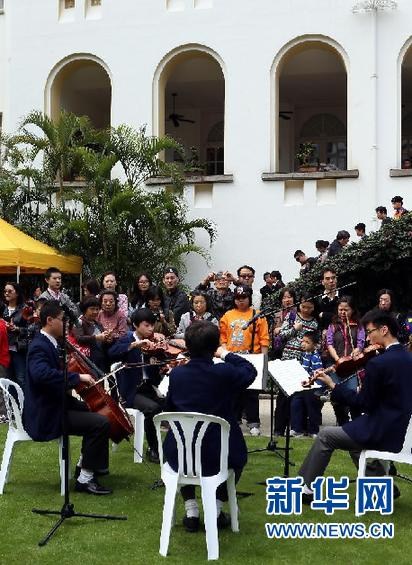 <p>　　2014年3月16日，香港一所学校的乐团在香港礼宾府为观众演奏</p>
