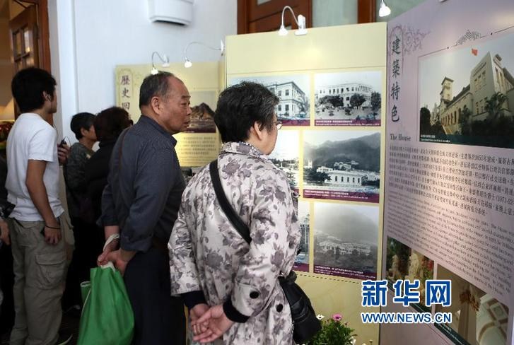 <p>　　3月16日，香港市民在礼宾府参观。</p>