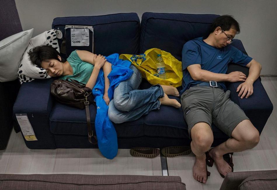 <p>　　7月6日，北京，外媒记者拍摄了在宜家商场内陈列的沙发或床上睡觉的中国人。据悉，宜家在中国的消费群体大多来自于中产阶级，其中不乏在卖场里睡觉的顾客。为了迎合中国消费者的习惯，商店并不制止类似的行为，甚至会在某些家具上标示，邀请顾客躺下体验。</p>