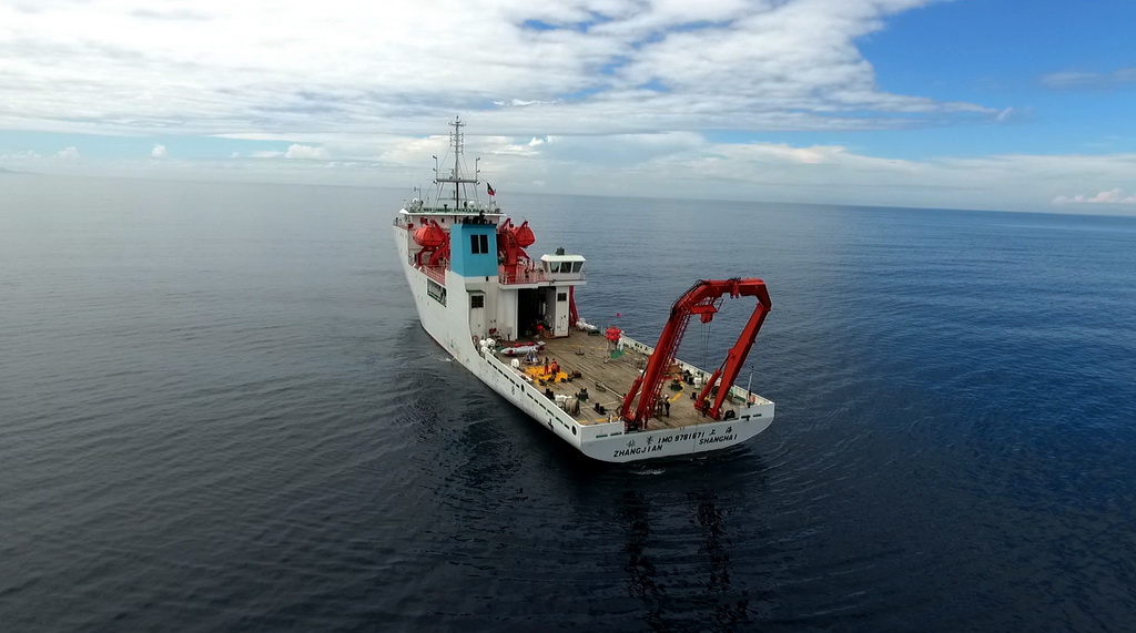 张謇”号在新不列颠海沟西部海域开展海洋环境调查