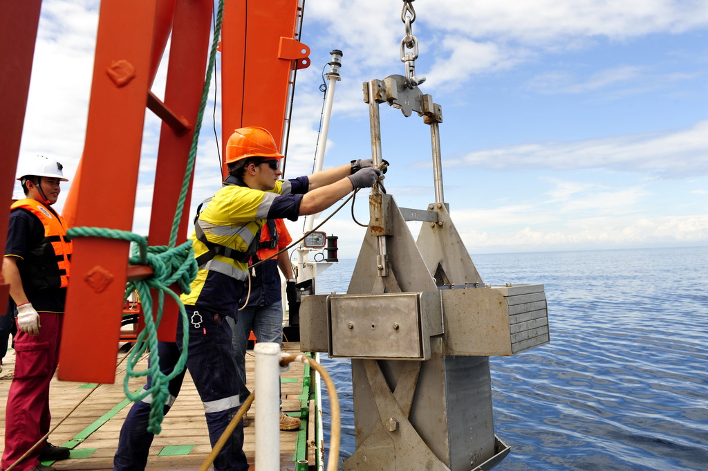 张謇”号在新不列颠海沟西部海域开展海洋环境调查