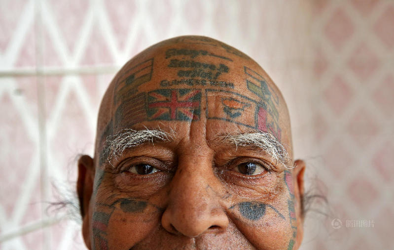 印度74岁老人文身366面国旗 创吉尼斯世界纪录
