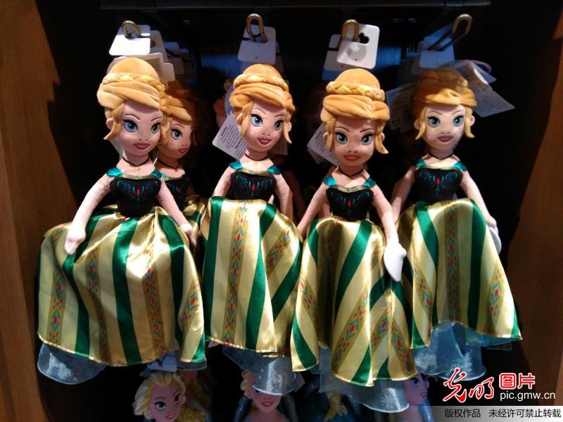 上海迪士尼玩偶长相惨不忍睹 公主像中了“黑魔法”