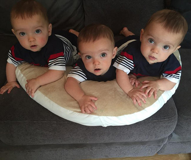 英国母亲晒罕见同卵三胞胎 颜值都一并复制了