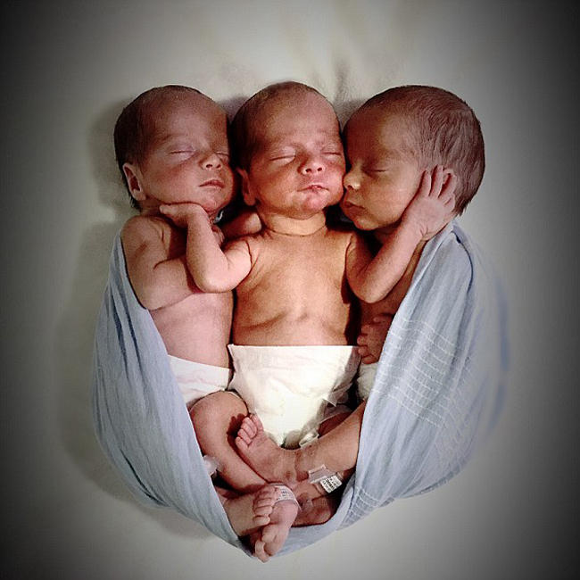 英国母亲晒罕见同卵三胞胎 颜值都一并复制了