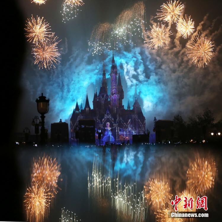 上海迪士尼开园首日 上演梦幻灯光烟花秀