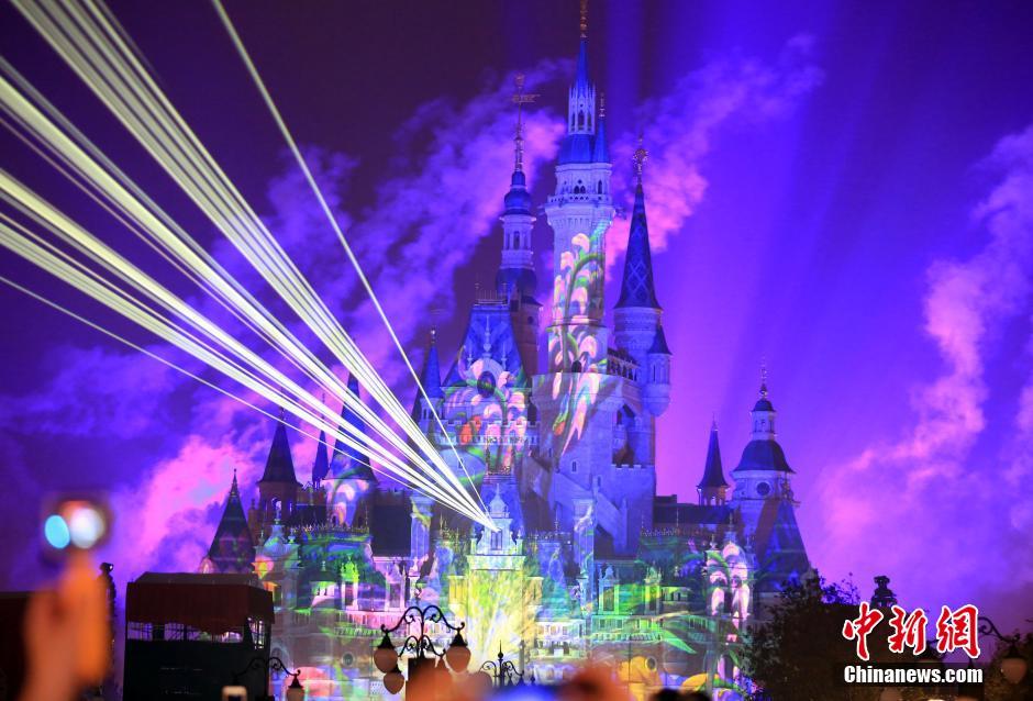 上海迪士尼开园首日 上演梦幻灯光烟花秀