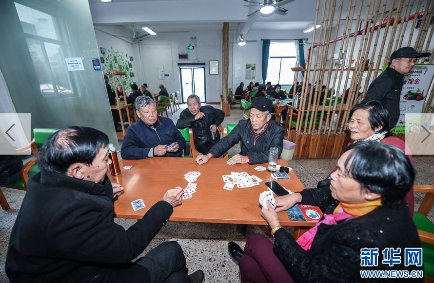 <p>在乌镇居家养老服务照料中心，老人们在活动室打牌(11月20日摄)。 新华社记者 徐昱 摄</p>
