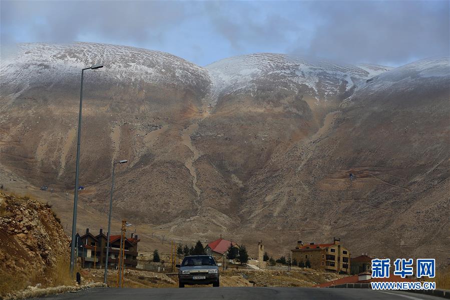 <p>　　这是11月9日在黎巴嫩北部卜舍里附近拍摄的山顶积雪。 新华社发(比拉尔·贾维希摄)</p>