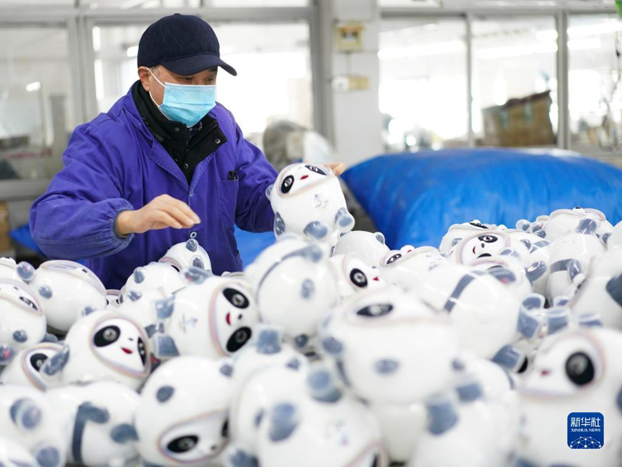 <p>　　2月8日，工人在特许生产商的车间里忙碌。</p><p>　　北京冬奥会吉祥物“冰墩墩”近日引爆购买潮，导致“一墩难求”。位于江苏省启东市的一家特许生产商加紧开工生产，保障冬奥会特许商品的供应，努力满足广大消费者的需求。</p><p>　　新华社记者 季春鹏 摄</p>