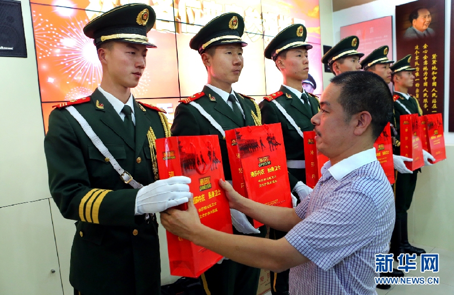 江民营企业家向天安门国旗护卫队捐赠保暖内衣