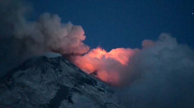 绚烂！意大利埃特纳火山岩浆喷发点燃天空