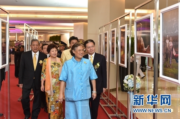 泰国公主诗琳通出席中国驻泰国大使夫妇摄影书画展开幕式