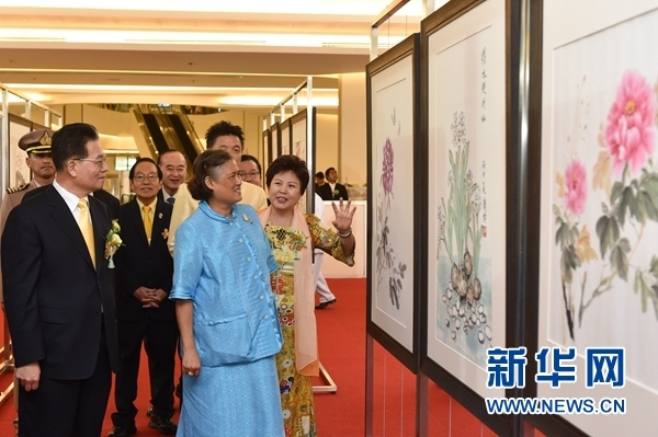 泰国公主诗琳通出席中国驻泰国大使夫妇摄影书画展开幕式
