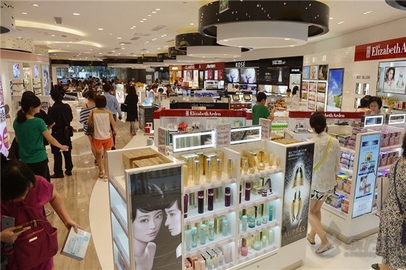 沪最大市内免税店开门首日：店内500人后限流 价格没想象中便宜