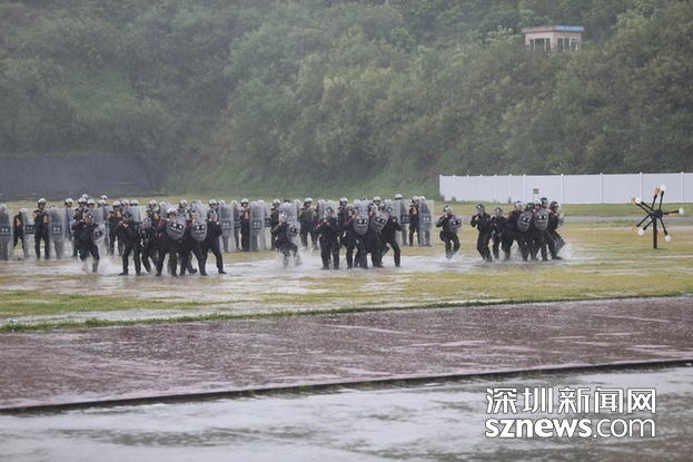 深圳警方风雨中开展综合实战练兵