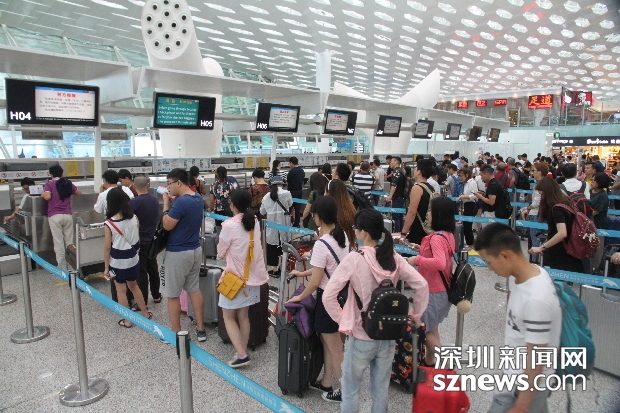 深圳机场全力应对台风“天鸽”15时已恢复正常运行