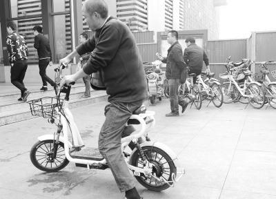 共享电单车成武汉高校周边“新宠” 未来将何去何从