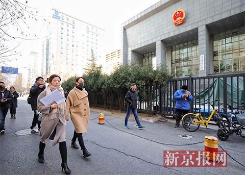 演员马苏今天下午前往海淀法院起诉黄毅清刑事诽谤罪。新京报记者 王飞摄
