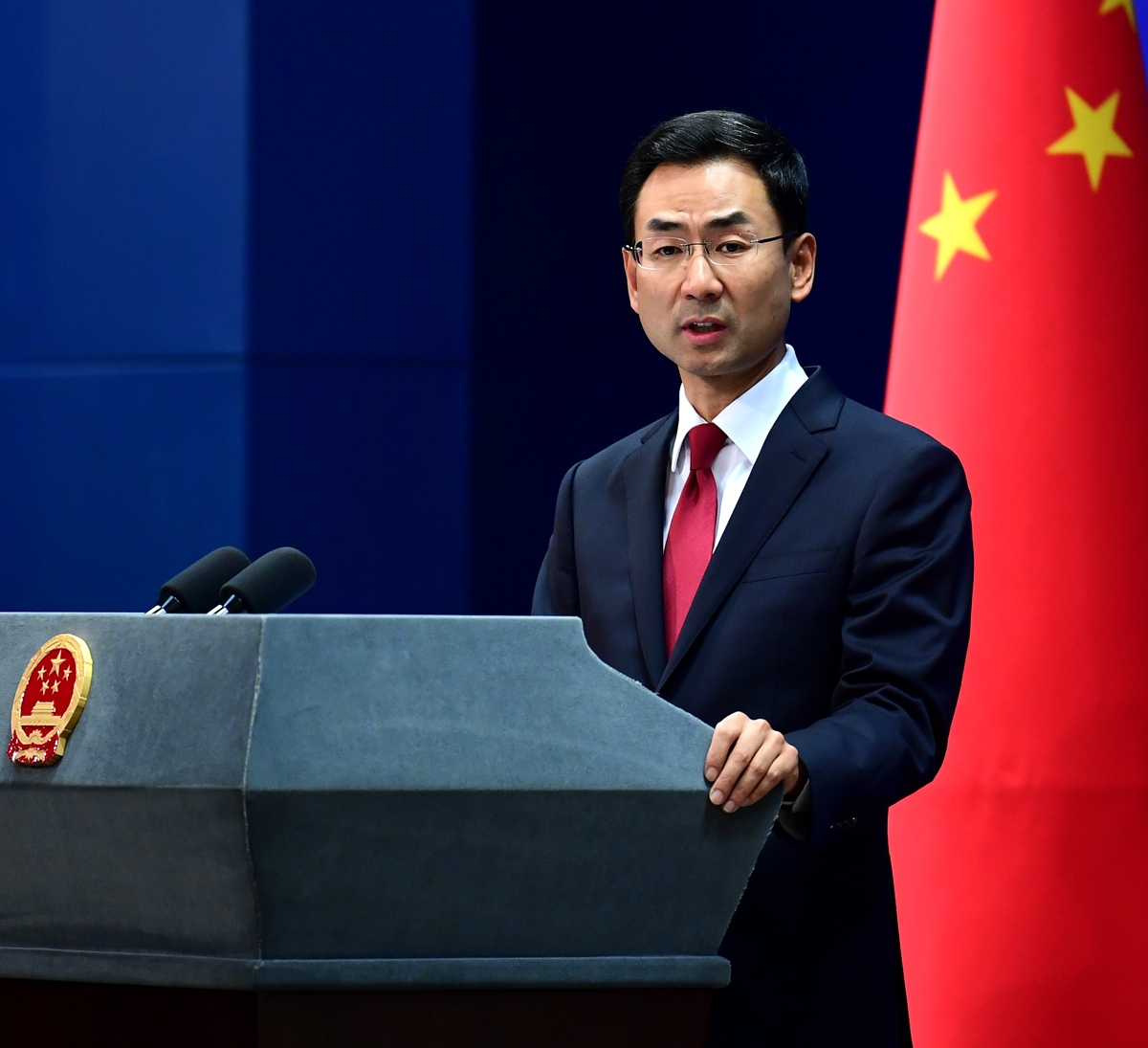 美财长称考虑降低针对中国的关税，外交部回应