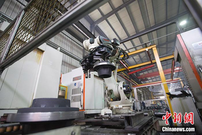资料图：一家汽车配件厂的机器人正在作业。中新社记者 张云 摄